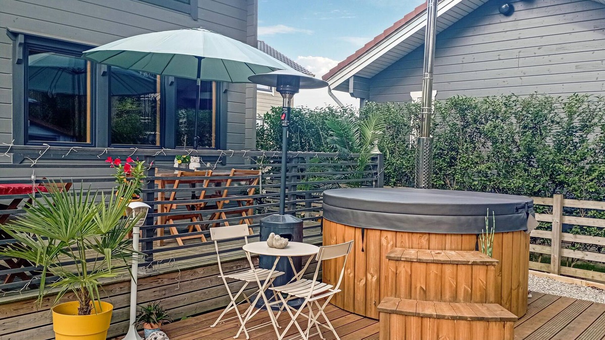 Bourbourg House | Cozy, family-friendly cottage with Finnish wooden bath and panoramic view.
