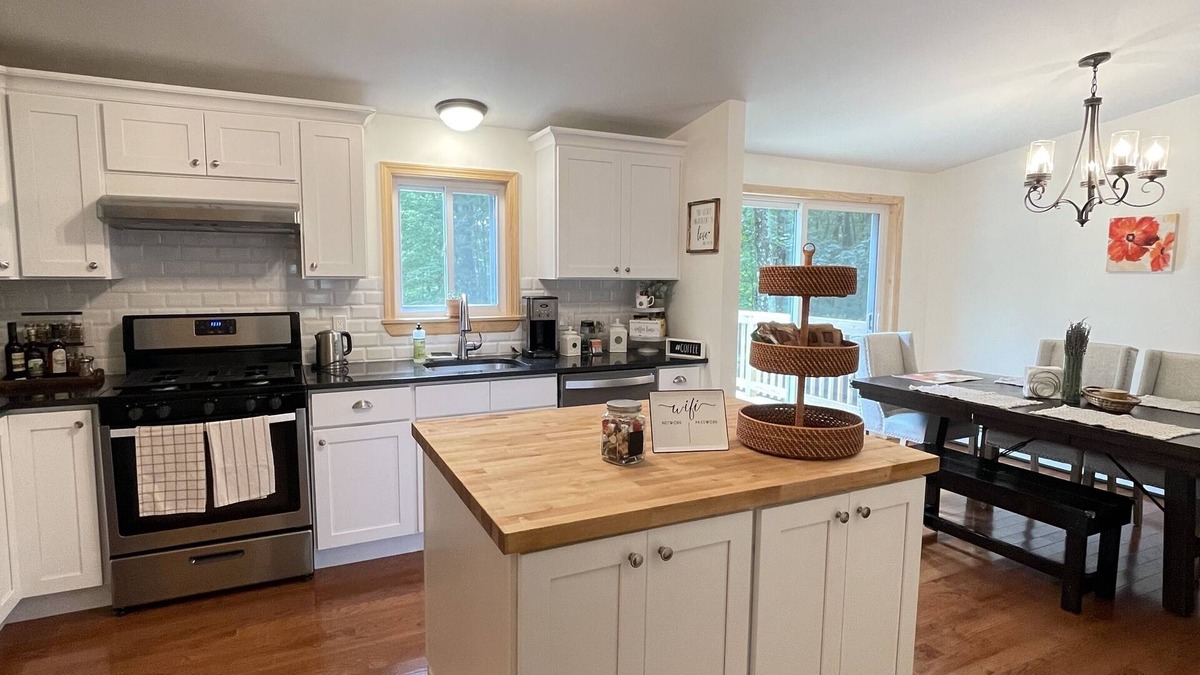 Kerhonkson House | Cozy Family Friendly Retreat! Firepit, Sunrise, Minnewaska - pet friendly