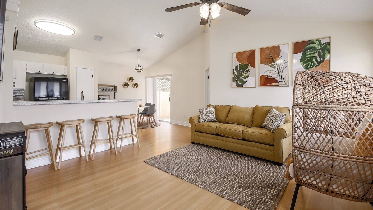 Greenslopes At Lake Creek House | Cozy & family friendly 2-bedrooms 2-bath home.
