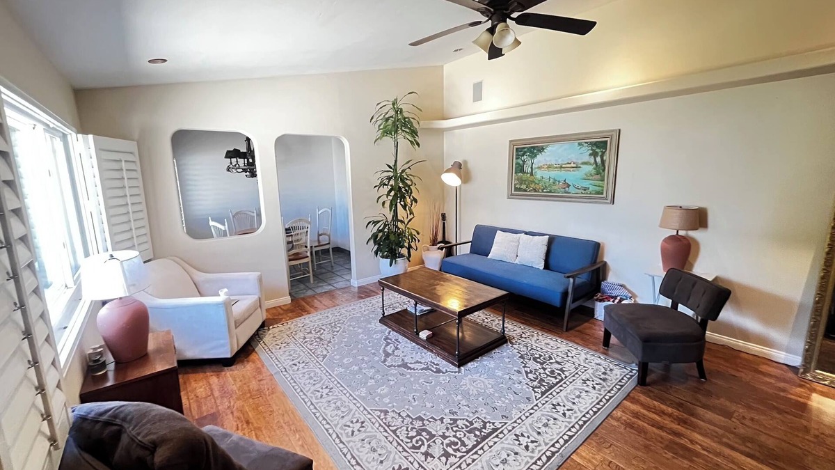 Santa Susana House | Cozy Family Hideaway, sleeps 8, yard, hikes, shops, 30 mins to beach