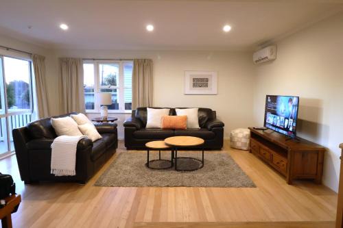 Mangere Bridge Villa | Cozy Family Home 10min to Airport and Pet friendly