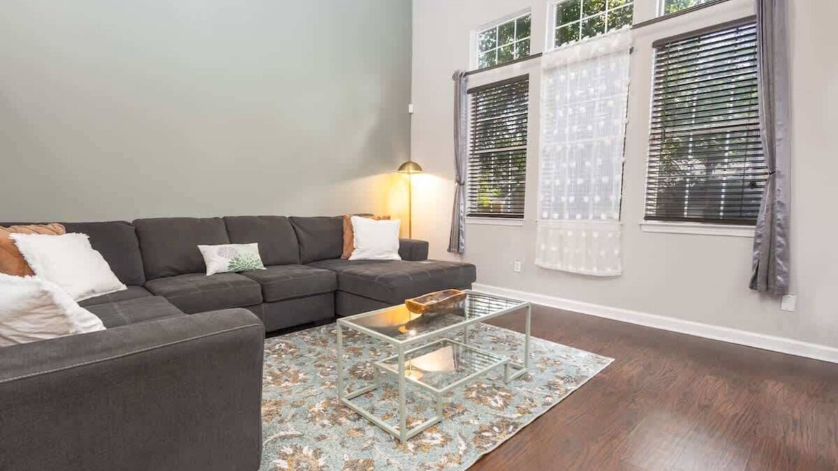 Summerhill House | Cozy Family Home Downtown-KingBed-Free Parking-Central