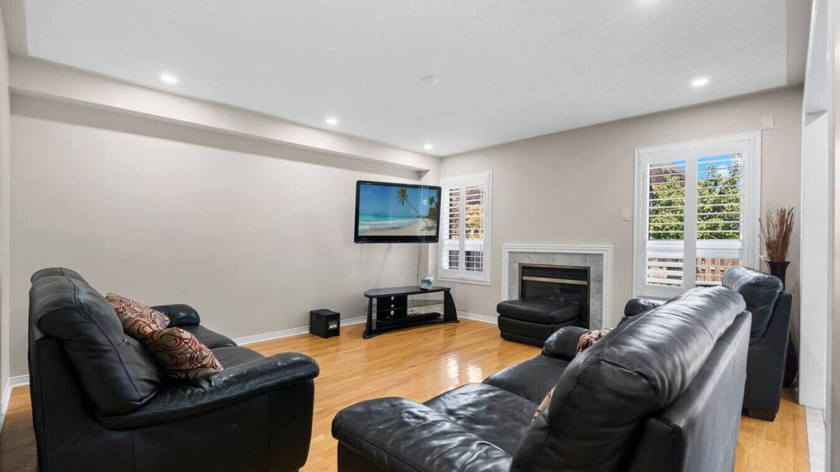 Churchill Meadows Apartment | Cozy Family Home | Netflix, Backyard & Quiet Area
