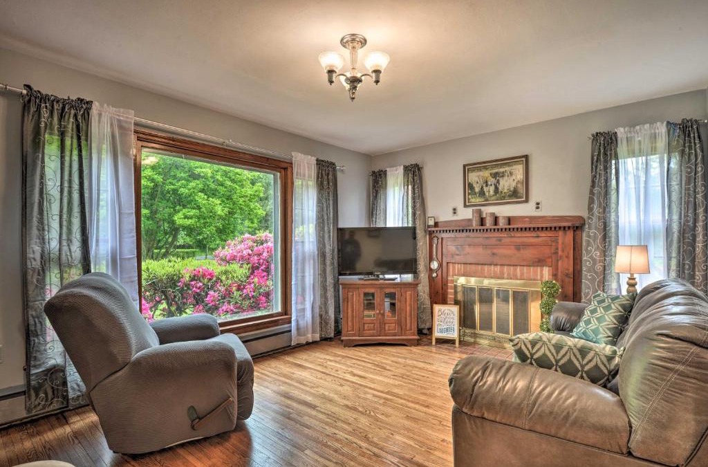 Springfield House | Cozy Family Home with Kayaks, Dock and Fire Pit!