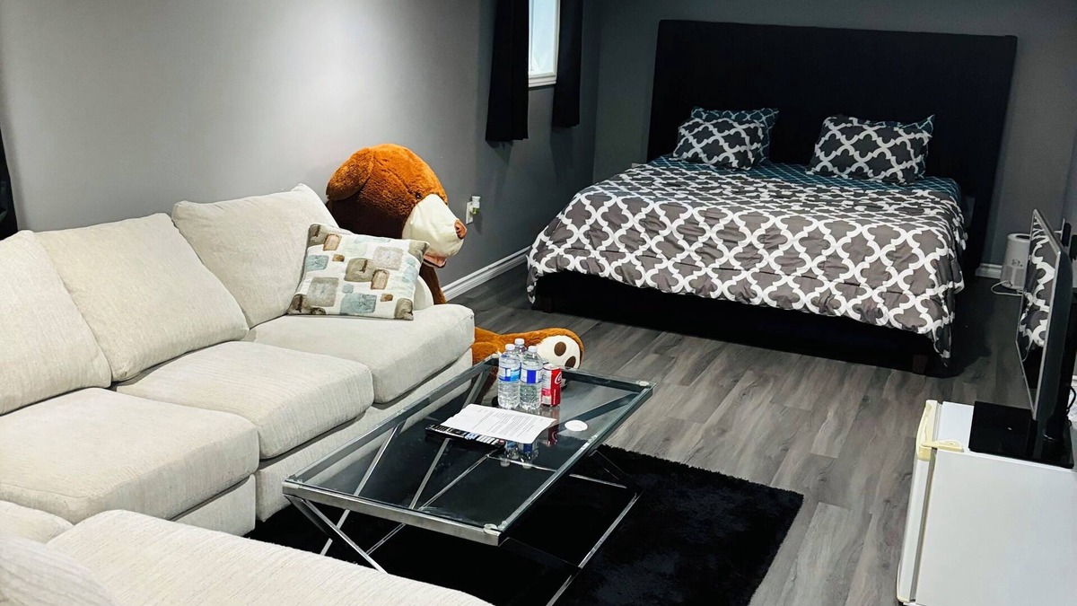 East Windsor House | Cozy Family Room with King Size Bed and attached Room all for One Price