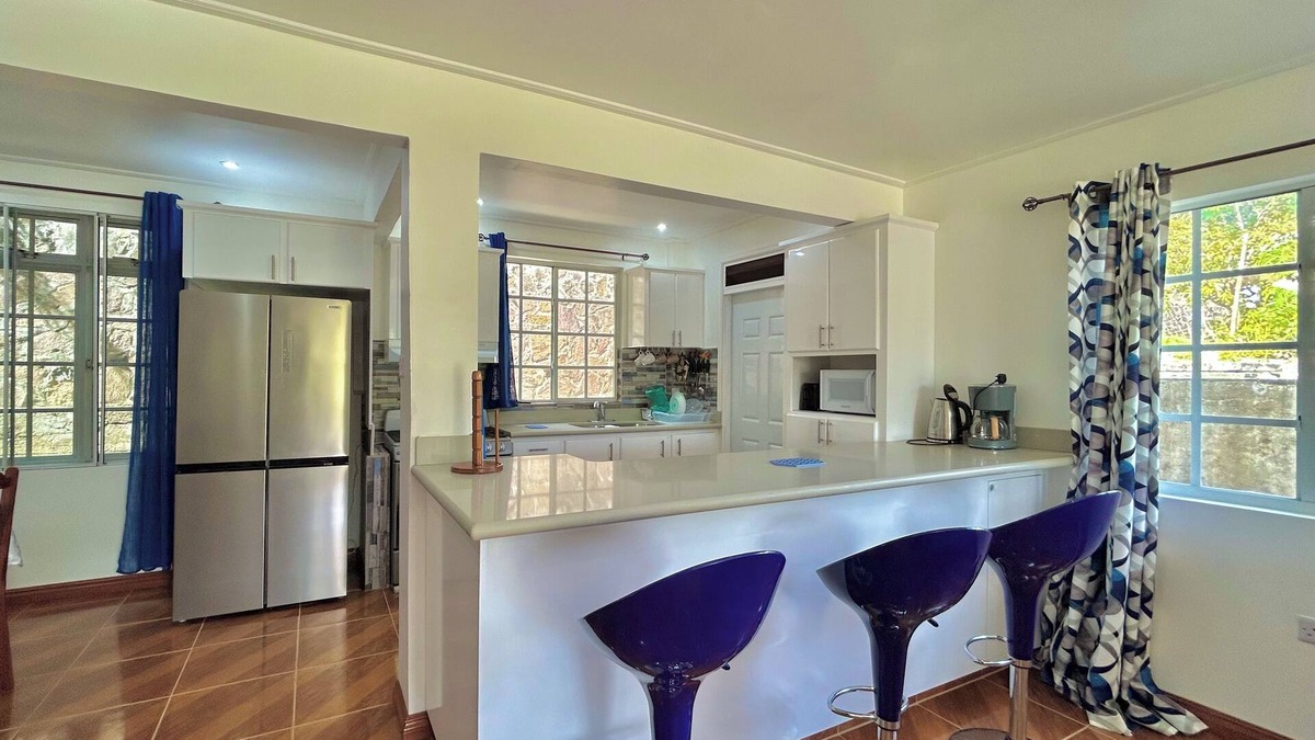 Lower Bay House | Cozy family-sized cottage with tropical views