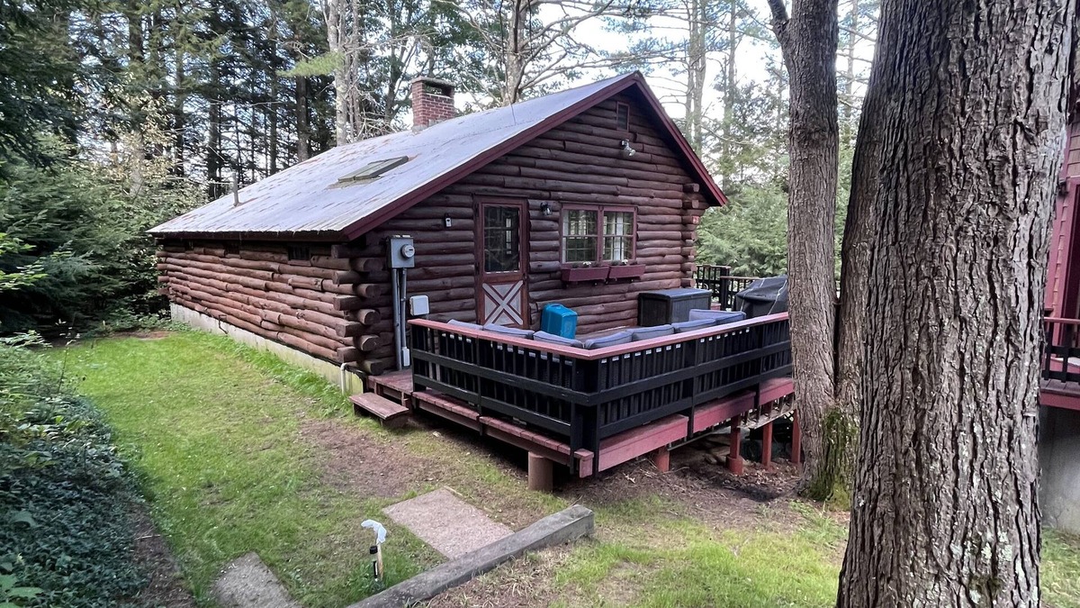 Thornton Cabin | Cozy, family-sized log cabin in NH White Mountains!