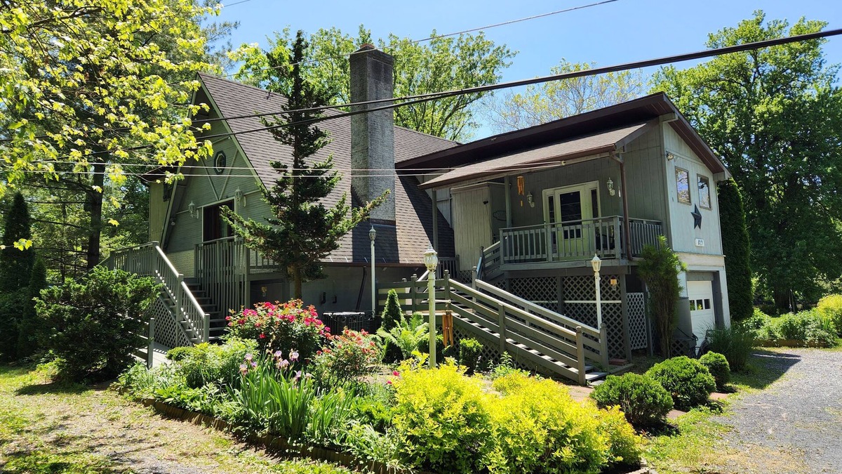 Mechanicsburg House | Cozy Family Sized Home, Nestled on the Creek