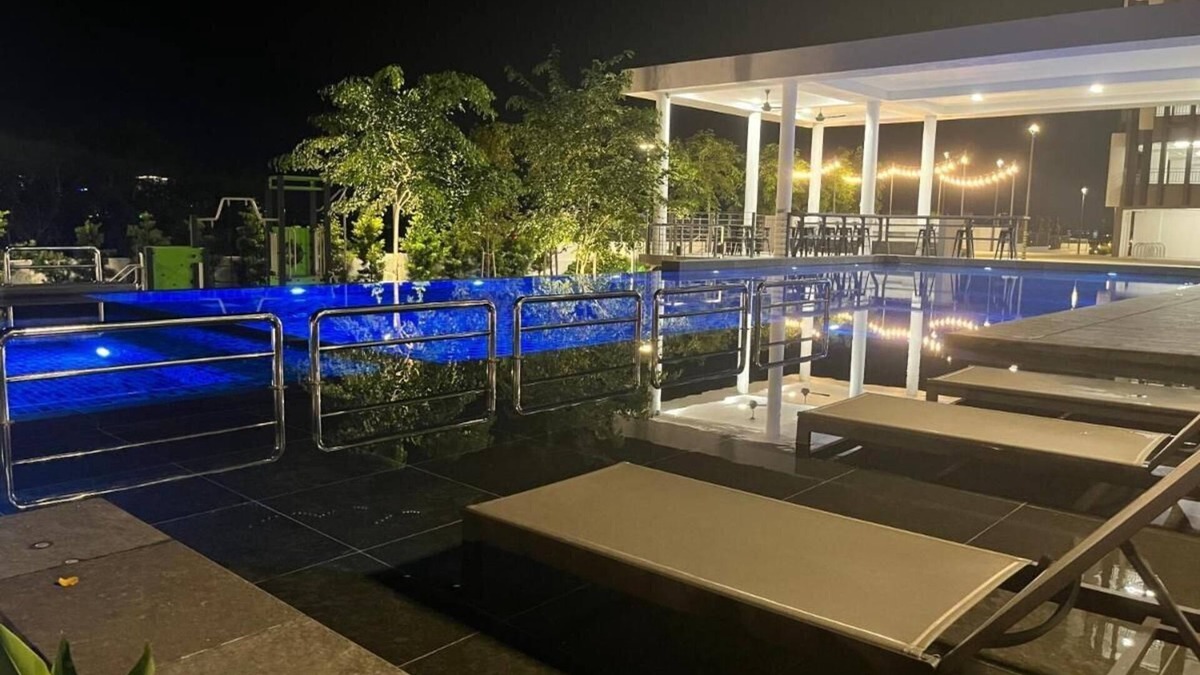 Bayan Lepas Apartment | cozy family stay seaview & airport view batu maung