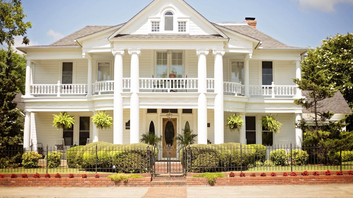 Mena House | Cozy Farm House located on historic turn-of-the century property.