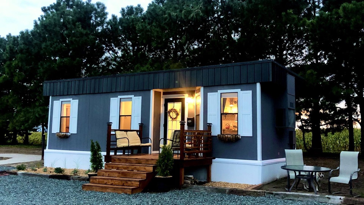 Scottsbluff Cottage | Cozy farm-stay guest cottage in Lake Minatare area & minutes from Scottsbluff.