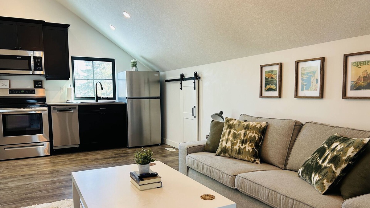 Parkland County House | Cozy farmhouse loft with lake access!