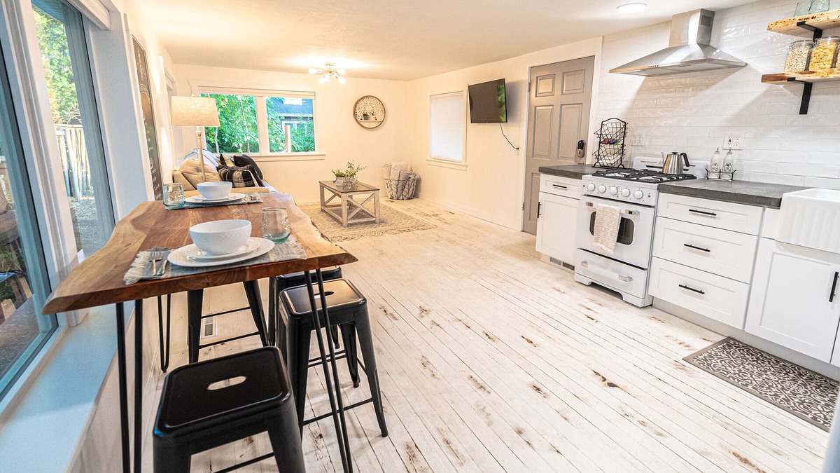 Logan House | Cozy Farmhouse Suite