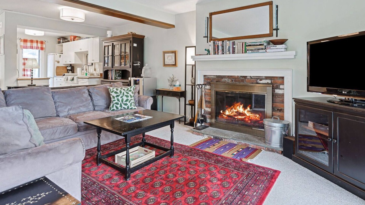 Quechee Condo | Cozy Fireplace, Pets, Club Access! | Saltbox 9A