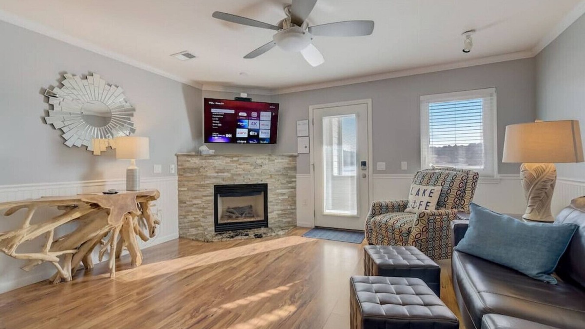 Lake Delton Apartment | Cozy, Fireplace, Steps to Lake