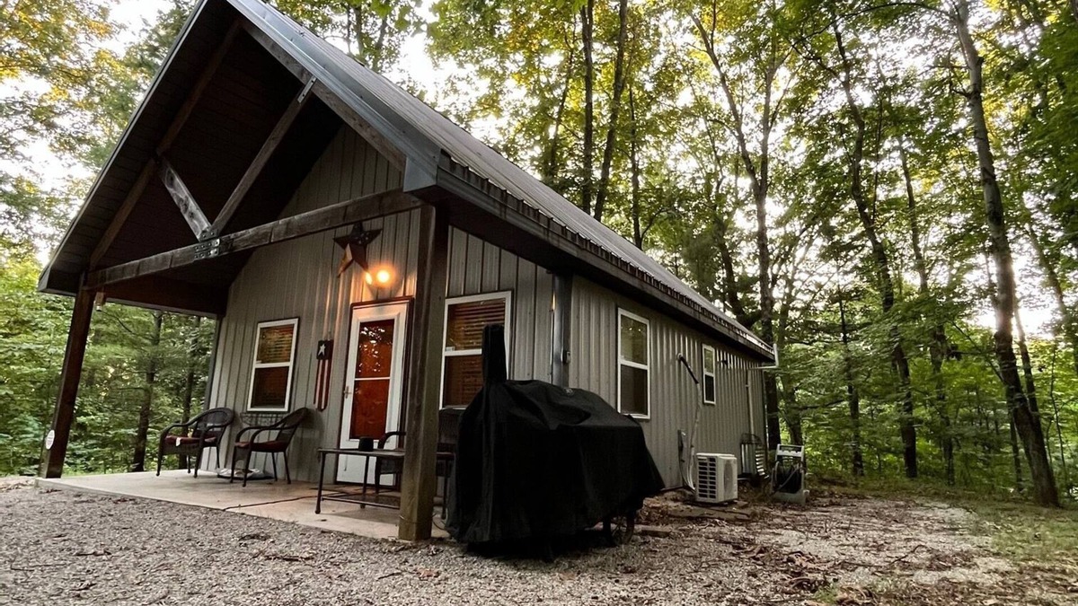 McArthur Cabin | Cozy Fireside Cabin, Great for Couples, Families and Outdoorsmen!