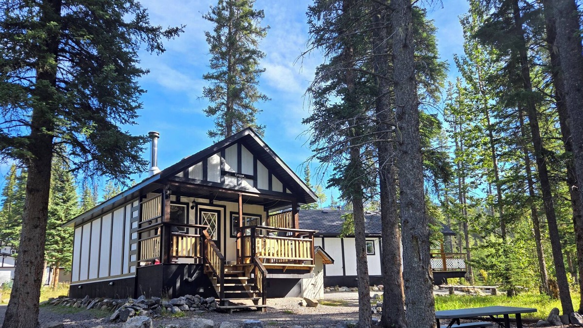 Nordegg Cabin | Cozy Fireside Cottage - Kutenai