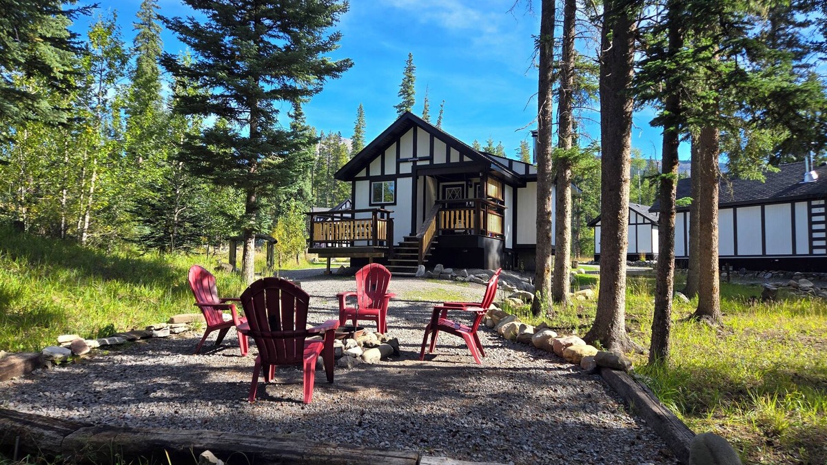 Nordegg House | Cozy Fireside Cottage - Spoolmak