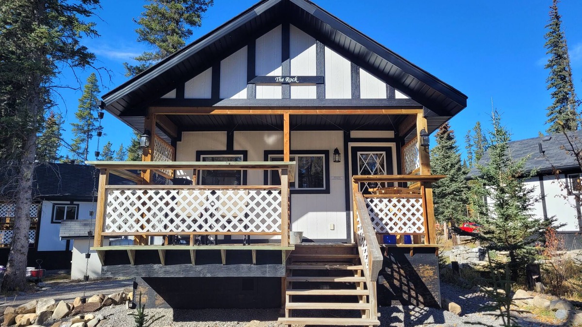 Nordegg Cabin | Cozy Fireside Cottage - The Rock