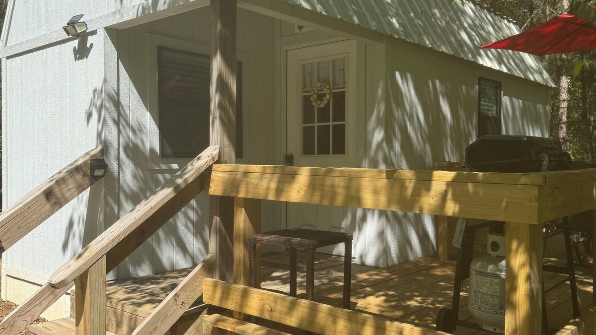 Etoile Cabin | Cozy fisherman cabin step from Lake Sam Rayburn