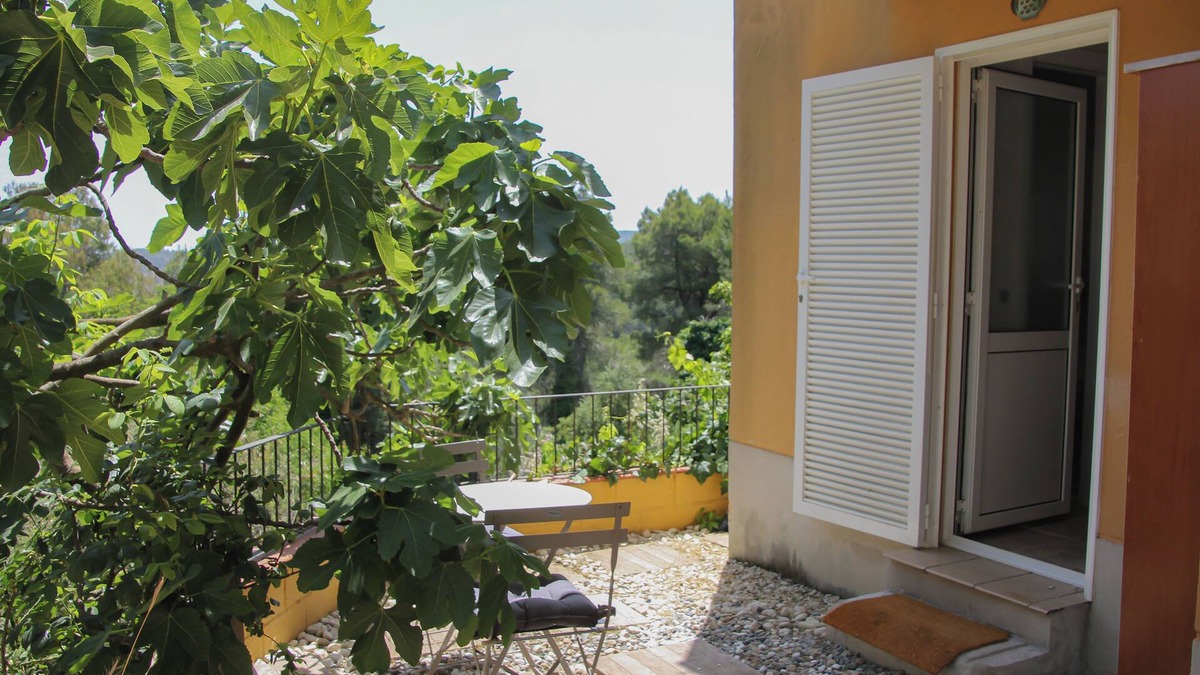 Vallirana Apartment | Cozy Flat surronded by Nature Just Outside Barcelona