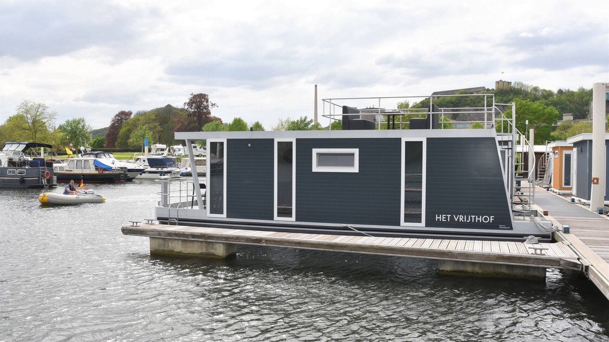 Heugum Boat Rental | Cozy floating boat lodge "Het Vrijthof". Max 4 persons, 2 bedrooms.