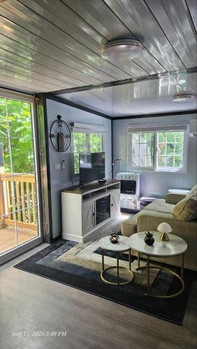 True House | Cozy Foldable Container Pipestem Getaway For 2