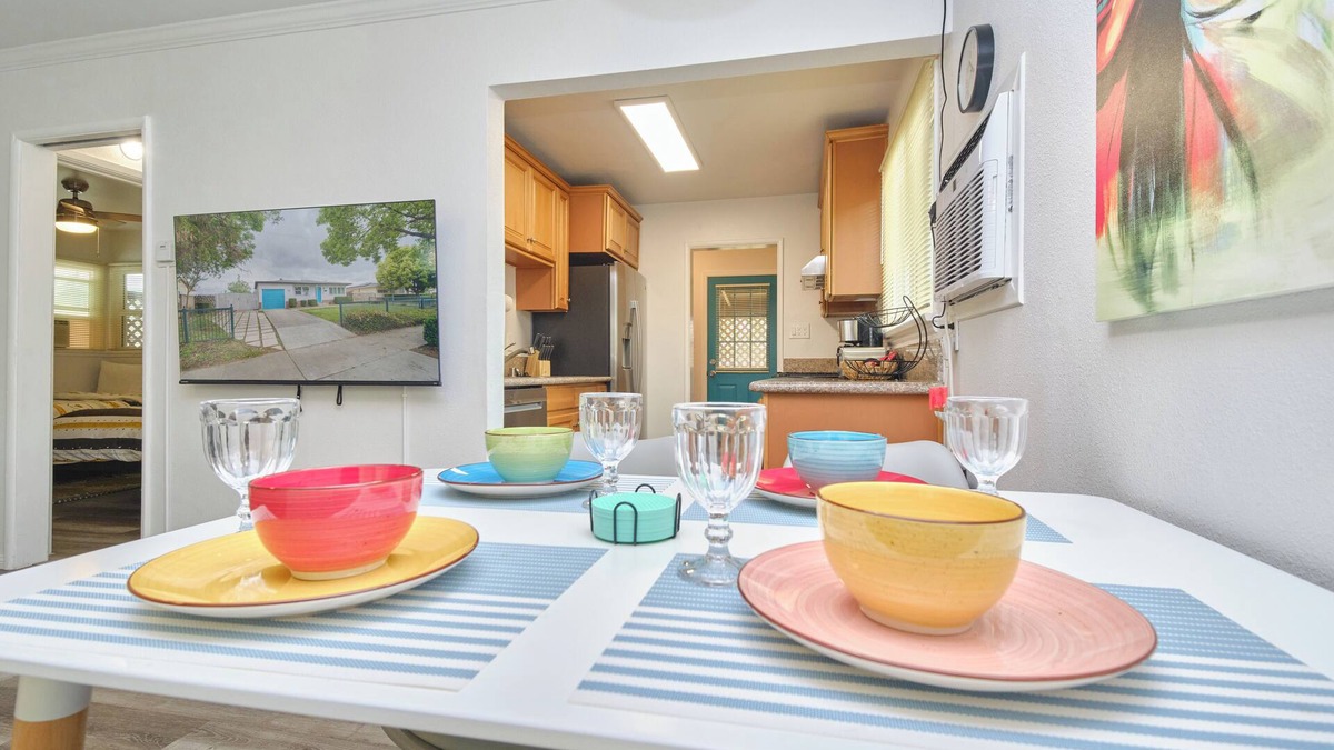 Montclair House | Cozy Folksy Home Close to Grocery Stores and Restaurants