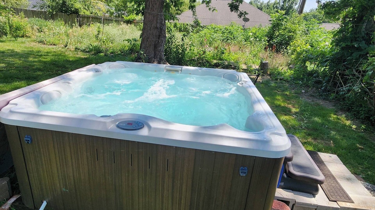 Columbia Apartment | Cozy for 2, Jacuzzi retreat, close to excellent park.
