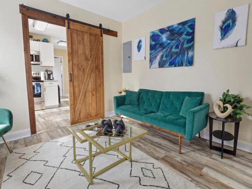 Memphis House | Cozy For Two