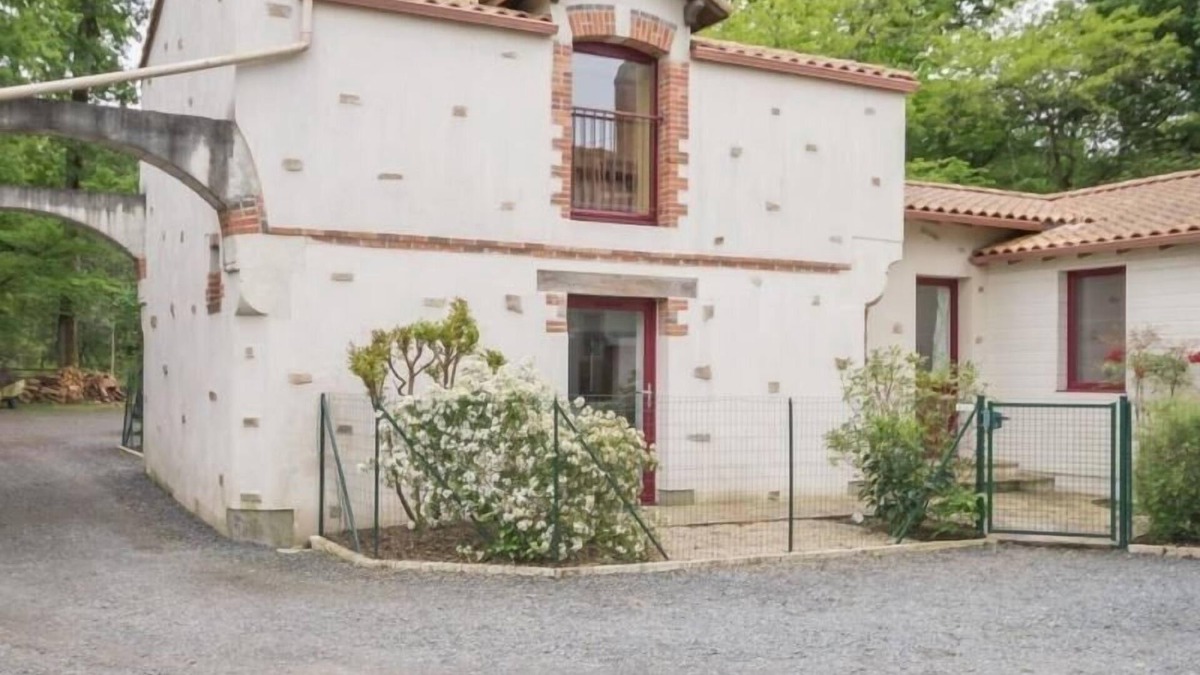 Vertou Cottage | Cozy Forest Retreat near Nantes: Private Garden, Family-Friendly & Fully Equipped
