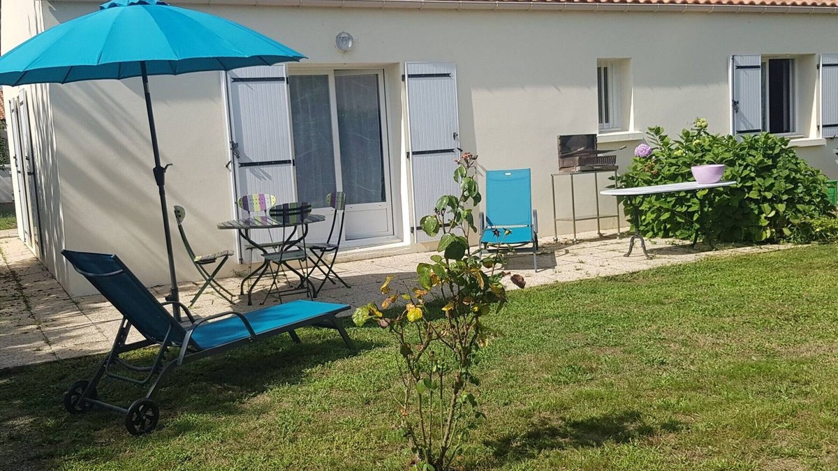 Saint-Hilaire-de-Chaleons Cottage | Cozy Traditional House with Garden, Garage, and WiFi – Near Beaches and City Centers