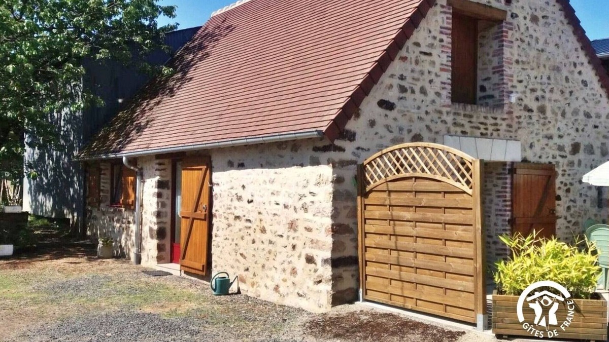 Chammes Cottage | Cozy Countryside Retreat for 2 with Private Lake, Peaceful Garden, and Modern Amenities
