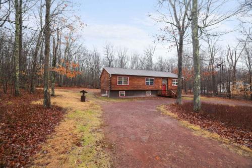 Hickory Hills House | Cozy Freeland Retreat- Firepit Pool Table Hot Tub