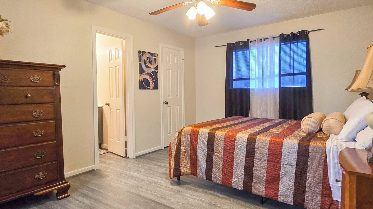 Klein Apartment | Cozy French Getaway! With full kitchen, workspace, treadmill and grill.nn