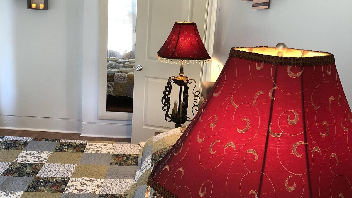 Seward Place Apartment | Cozy French Pied a terre - King bed, washer/dryer