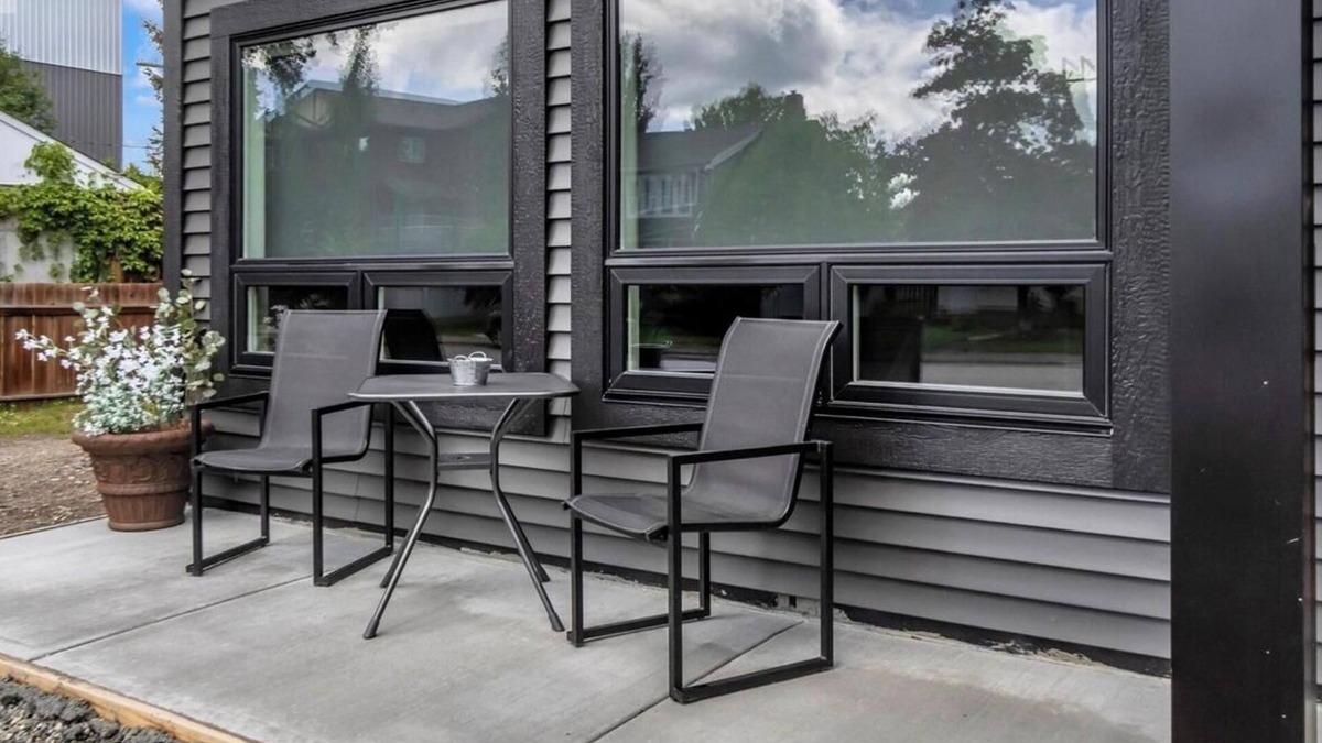 Prince George House | Cozy Fully Furnished 2-Bedroom Suite with Wifi, Parking and private entrance.