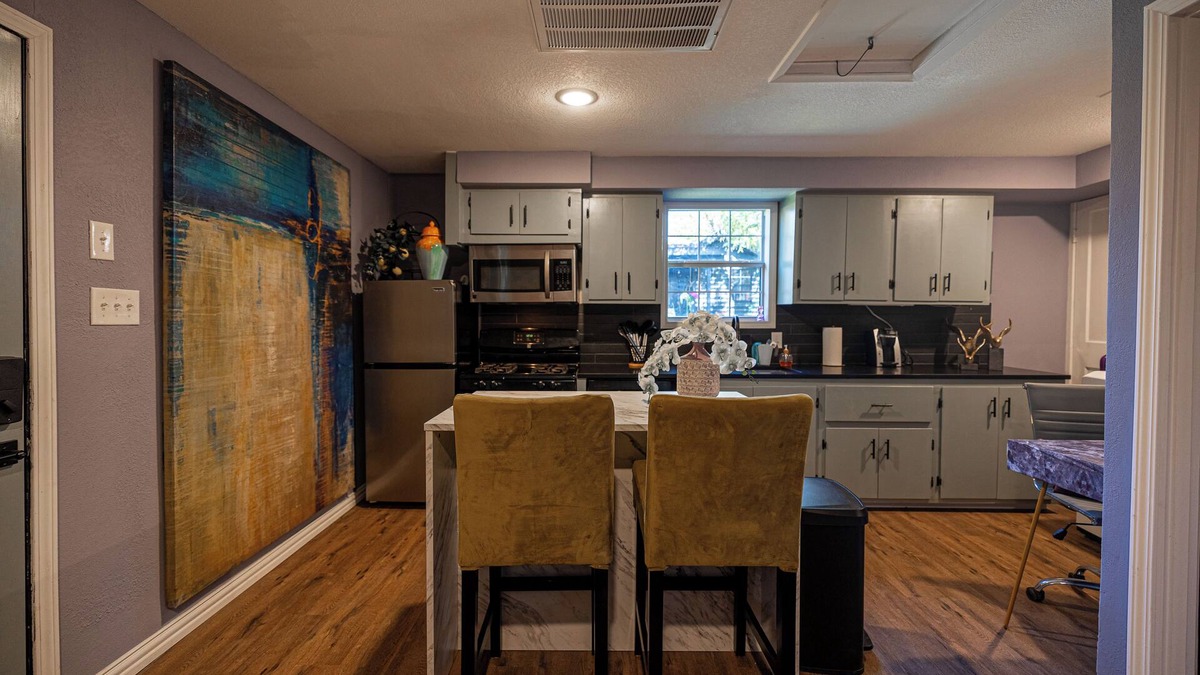 Northwest Dallas Apartment | Cozy Fully Furnished, 1-Bedroom Rental in brilliant Dallas with all bills paid!