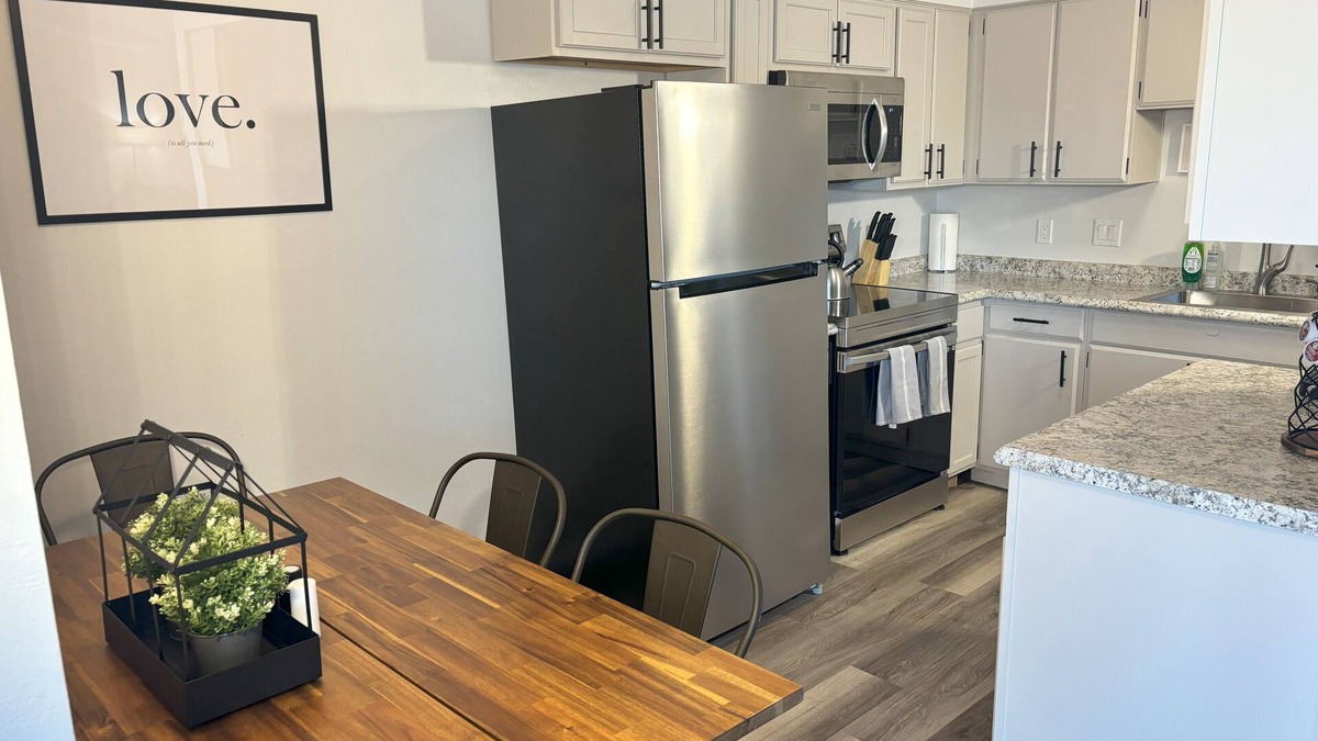 Granite City Apartment | Cozy Fully Remodeled Elegant 2 BR Apartment Near Giant Park!