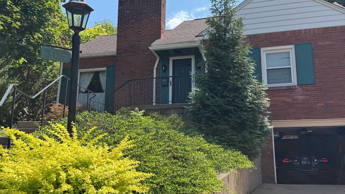 South Hills House | Cozy Furnished 3 Bedroom Mount Lebanon Home 15 Minutes From Downtown Pittsburgh