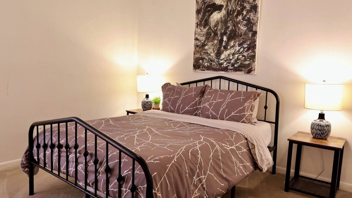 Westover House | Cozy, gallery-inspired stay, 5min to Fort Liberty
