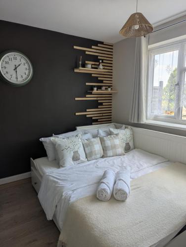Stonnall House | Cozy garden facing room