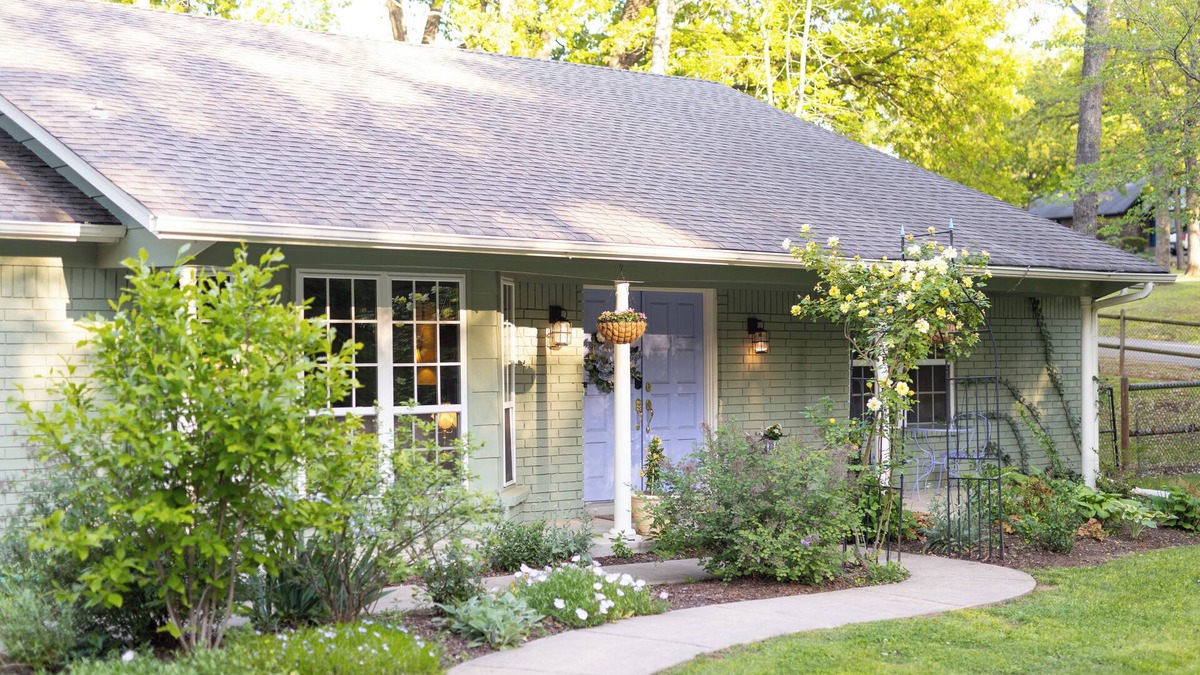 Jenks House | Cozy Garden House at Spain Ranch. Peaceful backyard & patio overlooks pond