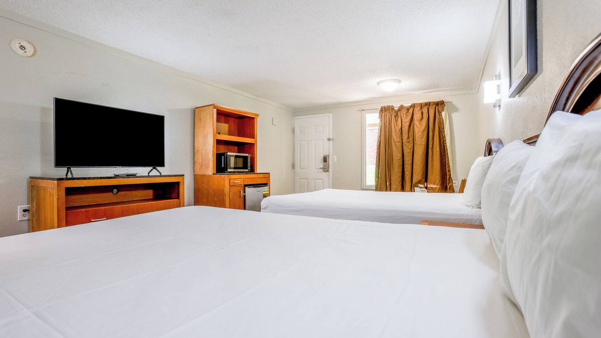 Richmond Hotel | Cozy Garden Inn By OYO Hwy 40 Richmond