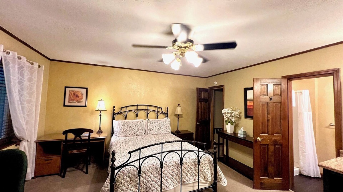 Mount Vernon Bed & Breakfast | Cozy Garden Retreat at The Mount Vernon Inn/Cooked To Order Breakfast Included