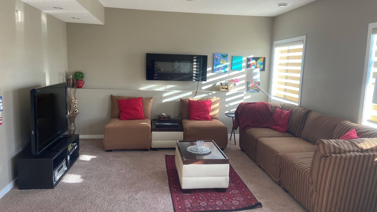 Symons Valley House | Cozy Getaway close to the City Heart. 5 minutes from highway one (1)