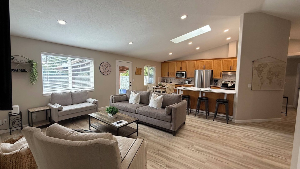 Springfield House | Cozy Getaway for Work & Play-Game Room-Walk to Hospital-Close to Hayward-Autzen