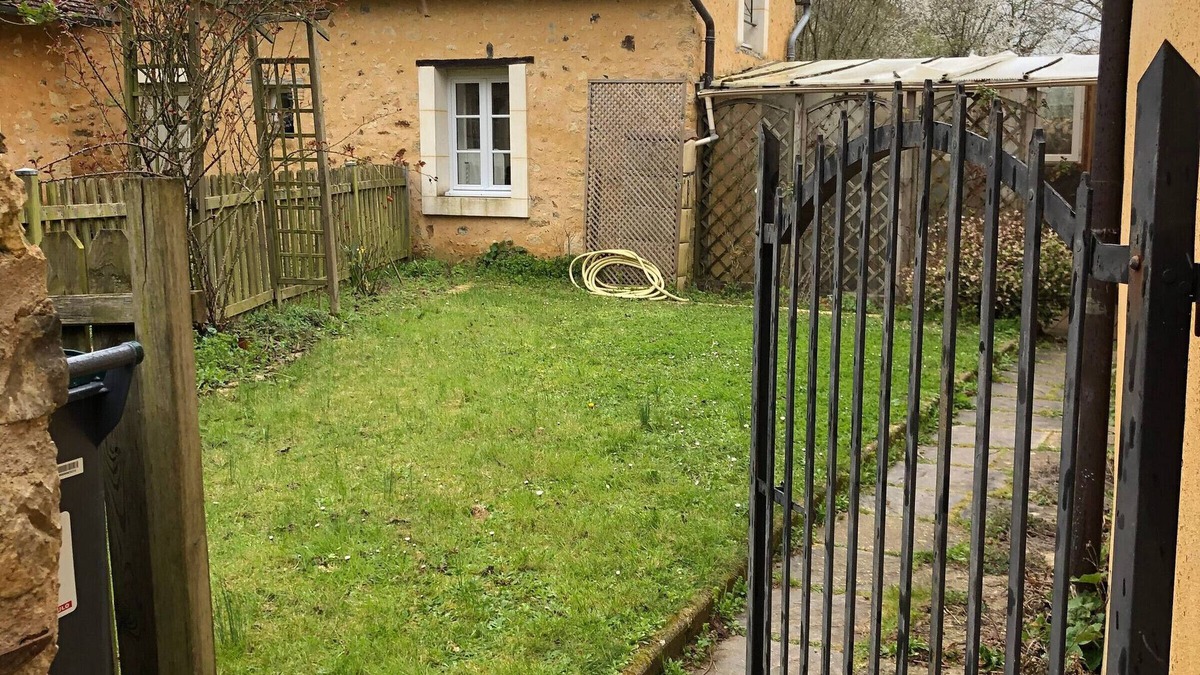 Asnieres sur Vegre Cottage | Cozy Getaway for 2 in Historic Asnières-sur-Vègre