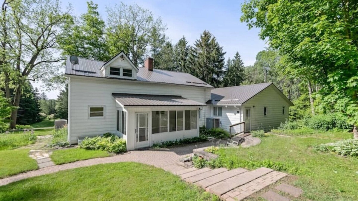 Colborne House | Cozy Getaway in Colborne with great Hiking trails in 95 Acres of land