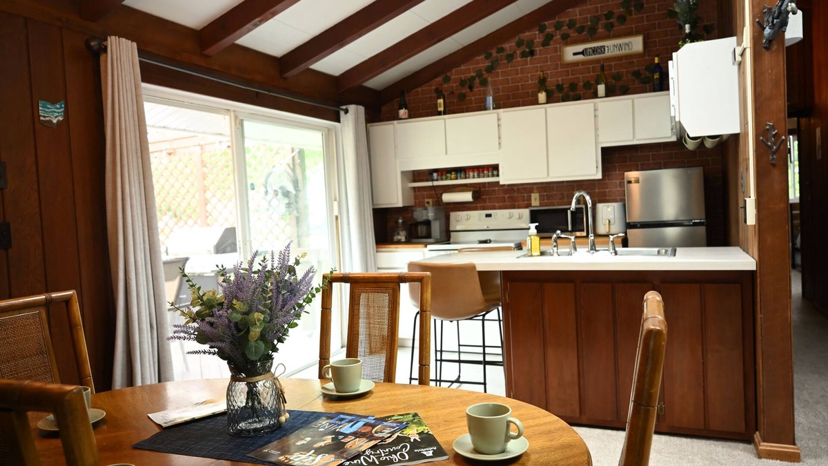 Lake Breeze Park House | Cozy Getaway in Madison- Near Lake, Wineries, and the Strip